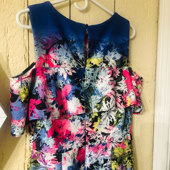 Eci Brand New Cold Shoulder Floral - Picture 12 of 12